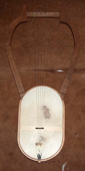 lyre de face