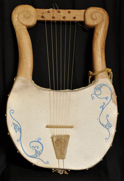 Lyre de Paule avec table en peau peinte