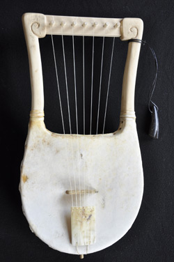 Lyre de Paule avec table en peau