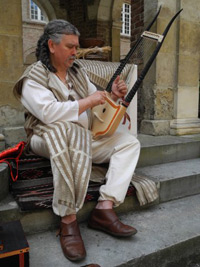 Jaufr Darroux, Cie Skald, jouant de cette lyre