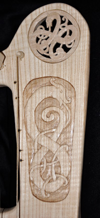 Dtail sculpture et ajour du talharpa  table en corce